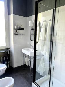 un bagno con doccia, lavandino e WC di Quinto between comfort and design a Genova