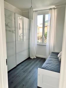 una camera da letto con un letto e una finestra di Quinto between comfort and design a Genova
