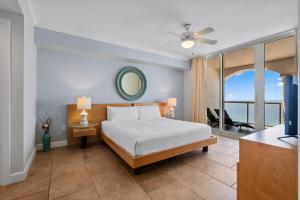 Un dormitorio con una cama y vista al mar. en Beach Club Resort & Spa Unit 1502, en Pensacola Beach