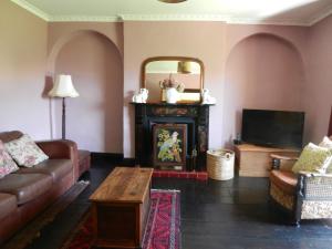 A television and/or entertainment centre at Cilwen Country House Bed and Breakfast