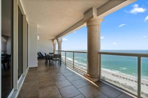 un balcón con vista al mar en Beach Club Resort & Spa Unit 1502, en Pensacola Beach