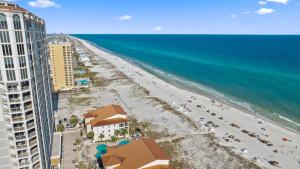 una vista aérea de una playa y el océano en Beach Club Resort & Spa Unit 1502, en Pensacola Beach