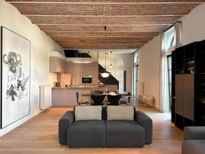 a living room with a couch and a table at Hyggehus Tervuren in Tervuren