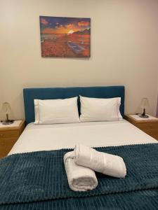 A bed or beds in a room at LEONORA’S APARTMENT