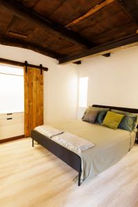 GarzenoにあるComoHausBnBの部屋の中に大きなベッドがある寝室