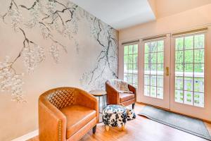 1 Mi to Mohegan Sun Studio with Pool Access的休息区