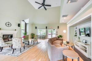 1 Mi to Mohegan Sun Studio with Pool Access的休息区