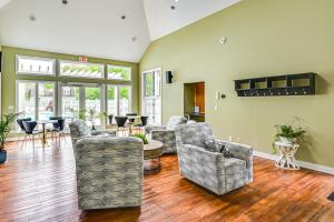 1 Mi to Mohegan Sun Studio with Pool Access的休息区