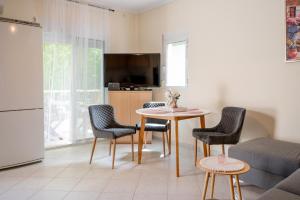 Μια τηλεόραση ή/και κέντρο ψυχαγωγίας στο Relax Apartment in Nea Kalikratia