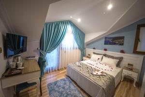 ein Schlafzimmer mit einem Bett mit Schreibtisch und einem Fenster in der Unterkunft Kayı Hotel in Fethiye