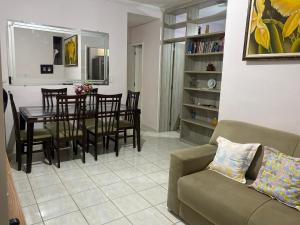 Una sala de estar y un comedor con mesa y sillas. en Apartamento para Cop30, en Ananindeua