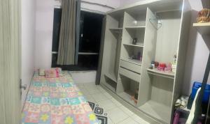 Un dormitorio pequeño con una cama y un espejo. en Apartamento para Cop30, en Ananindeua 4 fotos más