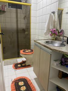 Un baño con ducha, inodoro y lavabo. en Apartamento para Cop30, en Ananindeua