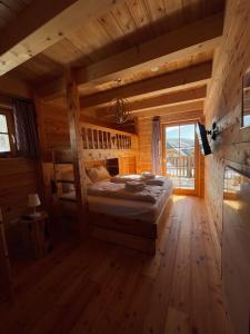 ラッハタールにあるTroadkastn Chalet Lachtalのログキャビン内のベッドルーム(ベッド付)