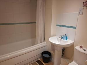 Bilik mandi di Cozy room close to University of Derby