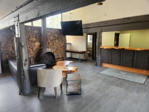 Μια τηλεόραση ή/και κέντρο ψυχαγωγίας στο Studio 9 Big Bear Lake