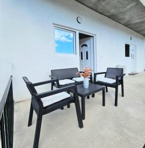 Apartmani Una Igalo的阳台或露台
