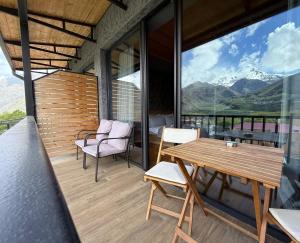 Nespecifikovaný výhled na hory nebo výhled na hory při pohledu z hotelu