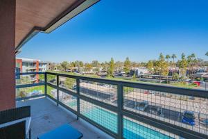 テンピにあるSpacious 1BD - Balcony, Pool, Gym, W-D - Sleeps 4のプールと駐車場を望むバルコニー