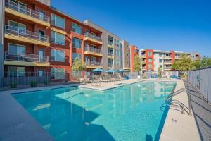 テンピにあるSpacious 1BD - Balcony, Pool, Gym, W-D - Sleeps 4のアパートメントの建物の前にスイミングプールがあります。