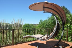 un banco en un balcón con vistas en Quinta do Bom Vento, en Óbidos