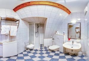 łazienka z umywalką, toaletą i prysznicem w obiekcie Frühstückspension Zanglhof w mieście Lannach