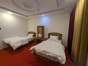 Katil atau katil-katil dalam bilik di ReeChan Resort Skardu