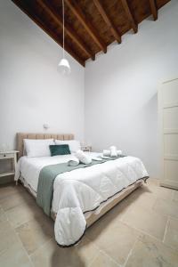 Postel nebo postele na pokoji v ubytování Althaea Mare + 26 fotografií