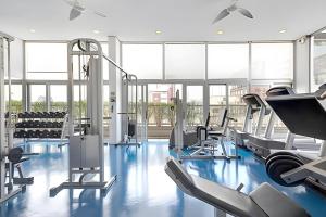 a gym with a lot of treadmills and ellipticals at Itaim Alto Padrão 2suítes MobInn 803 in Sao Paulo