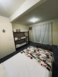 Ένα ή περισσότερα κρεβάτια σε δωμάτιο στο Hostel Sol do Alcaíra