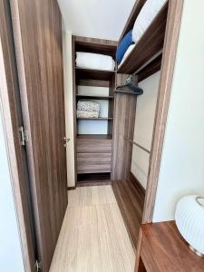 Un pasillo con una puerta de madera y un armario. en Tizate 3BR Private Beach Stunning View, en Cruz de Huanacaxtle