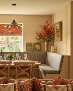 une salle à manger avec une table et un canapé dans l'établissement Haybarn Cottage, à Alton 29 autres photos