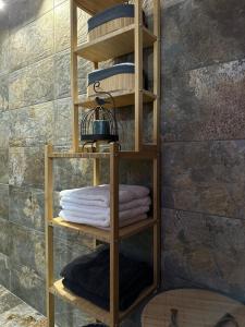 リバディオンにあるBlue Opal House in Livadi Beach Serifosのバスルーム(タオル付きの木製棚付)