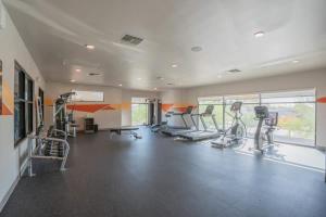 Fitness centrum a/nebo fitness zařízení v ubytování Elegant 1BD - Balcony, Pool, Gym, W-D - Sleeps 4