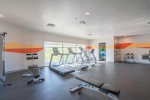 Fitness centrum a/nebo fitness zařízení v ubytování Elegant 1BD - Balcony, Pool, Gym, W-D - Sleeps 4