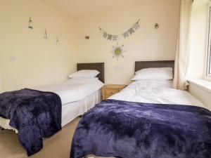 two beds sitting next to each other in a bedroom at 49 Atlantic Reach in Newquay