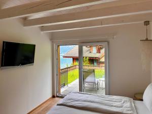 Postel nebo postele na pokoji v ubytování Boutique Hotel Bellevue B&B am Brienzersee Iseltwald Interlaken