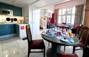 a kitchen with a table with food on it at BlaueBlumeUrlaub in Eisenach