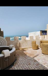 vistas al océano desde el balcón de la playa en Authentic Riad - Sea View & Rooftop Spa, en Essaouira