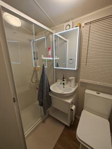 Bilik mandi di Family Holiday Home with private terrace