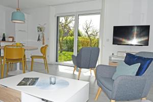 ThesenvitzFerienhaus mit Sauna u Terrasse im Zentrum von Rügen的有两把椅子和一张桌子的客厅