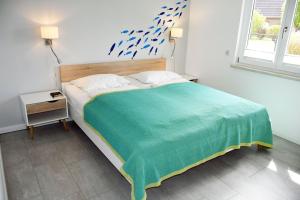 ThesenvitzFerienhaus mit Sauna u Terrasse im Zentrum von Rügen的卧室配有一张墙上鸟床 更多37张照片