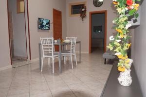 una sala da pranzo con tavolo e sedie di Holiday Home Palermo - Centro Storico a Palermo