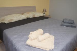 una camera da letto con un letto con asciugamani sopra di Holiday Home Palermo - Centro Storico a Palermo