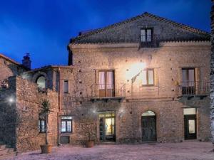 a large brick building with a courtyard in front at b&b La casa di Ely in Marcellinara