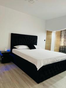 En eller flere senge i et værelse på Apartament Tudorache Premium 1