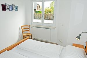 a bedroom with a bed and a window at schöne Ferienwohnungen im Zentrum von Rügen in Thesenvitz
