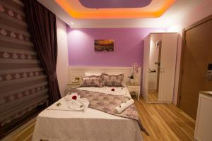 Ein Bett oder Betten in einem Zimmer der Unterkunft Kayı Hotel