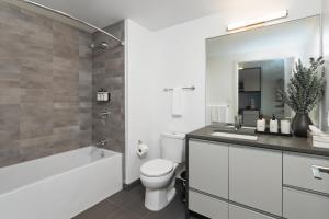 un bagno con vasca, WC e lavandino di Luxury Apartments by Hyatus Downtown Boston a Boston Altre 55 foto