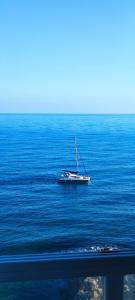 un barco sentado en medio del agua en Primera línea de playa Benalmádena La Perla Playa Paraíso, en Benalmádena